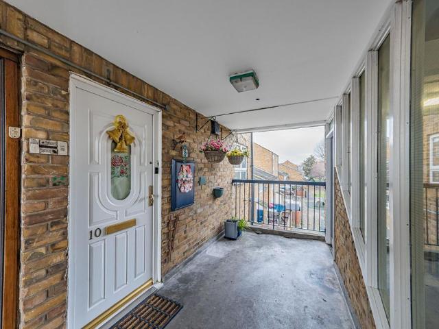 Flat for sale in London Borough of Hounslow, Greater London