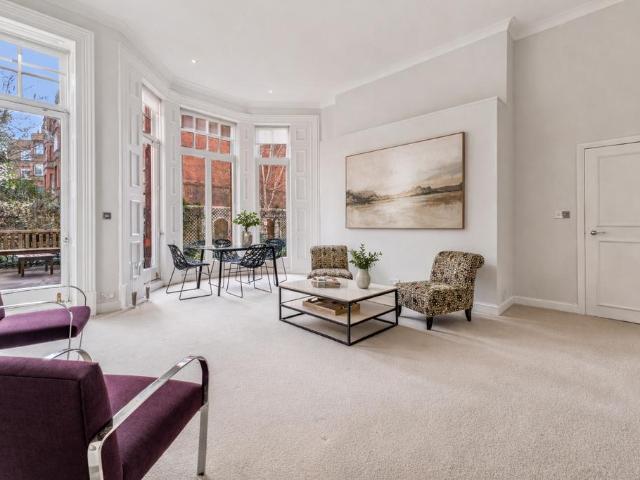 Flat for sale in South Kensington, Isle Of Man