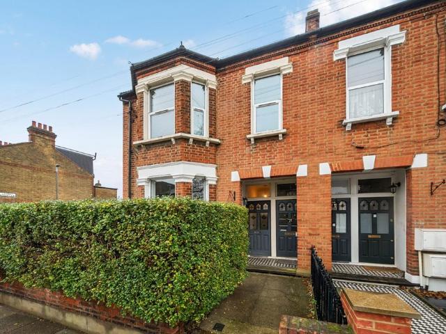 Flat for sale in Furzedown, Greater London