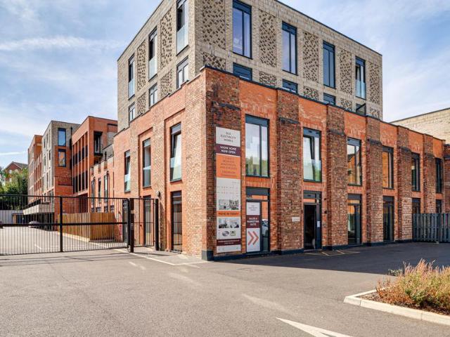 Flat for sale in St Albans, Five Acres