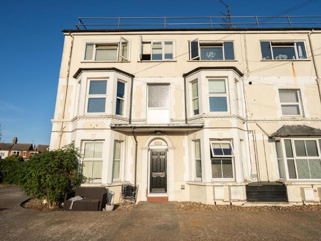 Flat for sale in Dale Hill, Essex