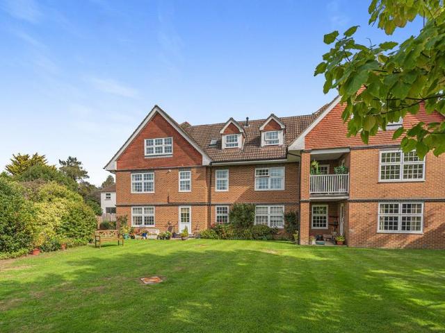 Flat for sale in Farnham, Waverley