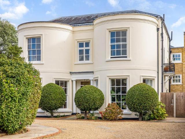 Flat for sale in London Borough of Richmond upon Thames, Greater London