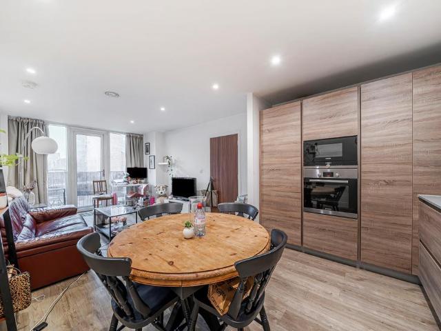 Flat for sale in Summerstown, Greater London