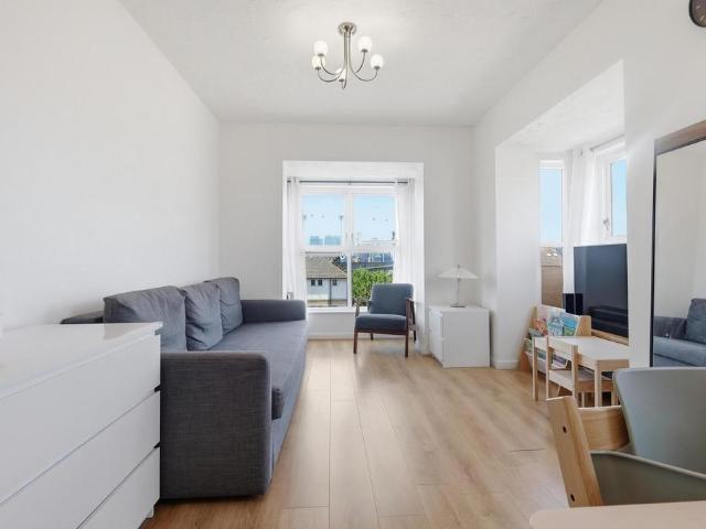 Flat for sale in Silvertown, Greater London