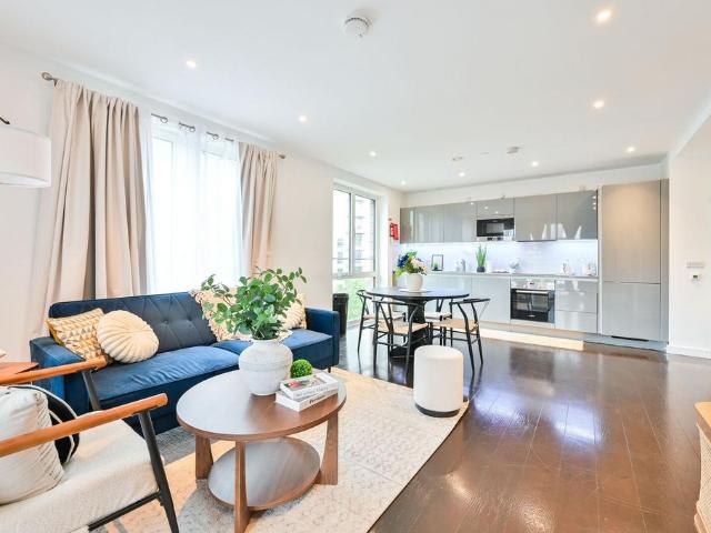 Flat for sale in Walworth, Greater London
