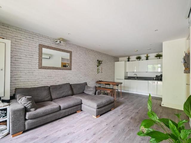Flat for sale in Bromley-by-Bow, Poplar Grove