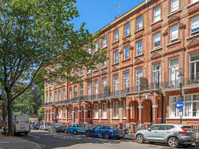 Flat for sale in Earl's Court, Greater London