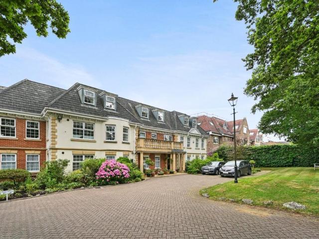 Flat for sale in Northwood, Greater London