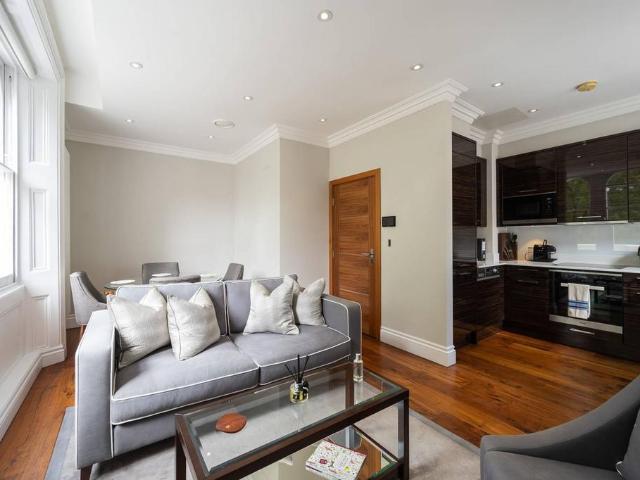 Flat for sale in Bayswater, Greater London