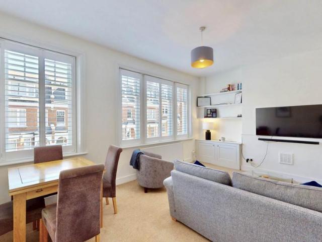 Flat for sale in Crouch End, Greater London