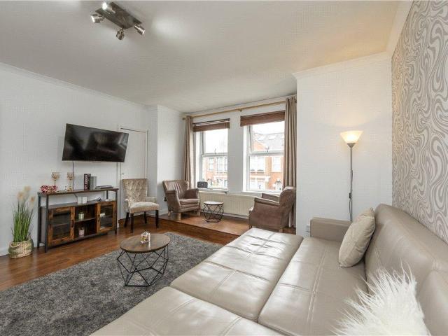 Flat for sale in Southfields, Greater London