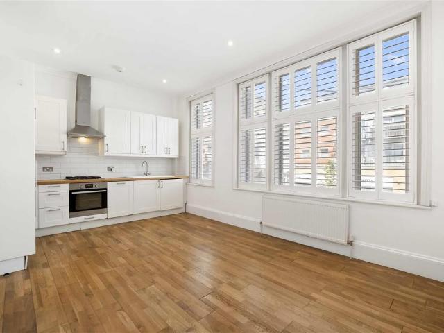 Flat for sale in Fulham, Greater London
