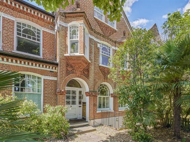 Flat for sale in Balham, Greater London