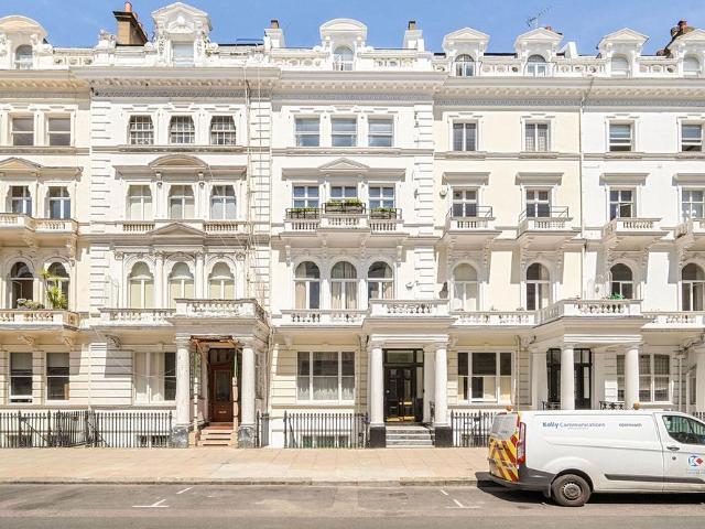 Flat for sale in South Kensington, Greater London