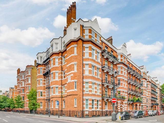 Flat for sale in Earl's Court, Greater London