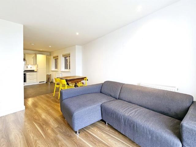 Flat for sale in Haggerston, Greater London