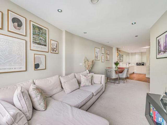 Flat for sale in Earlsfield, Greater London