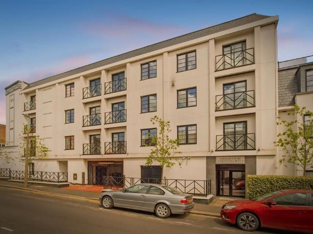 Flat for sale in North Watford, Hertfordshire