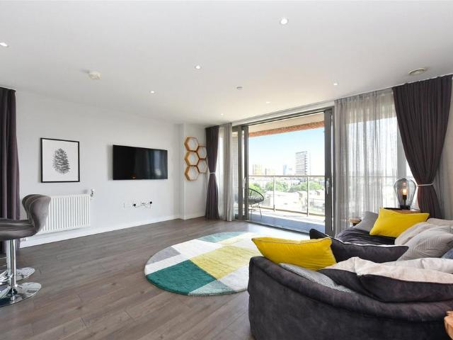 Flat for sale in Isle Of Dogs, Greater London