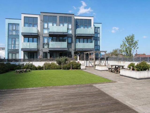 Flat for sale in Wallington, Greater London