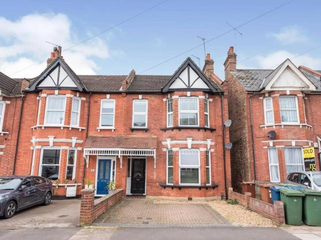 Flat for sale in Wealdstone, Greater London