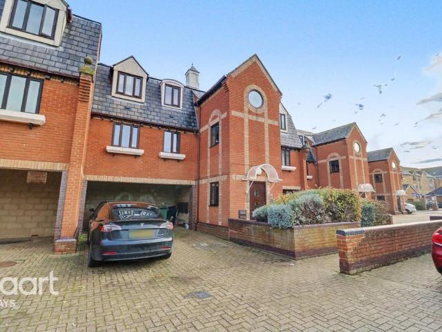 Flat for sale in Grays, Essex
