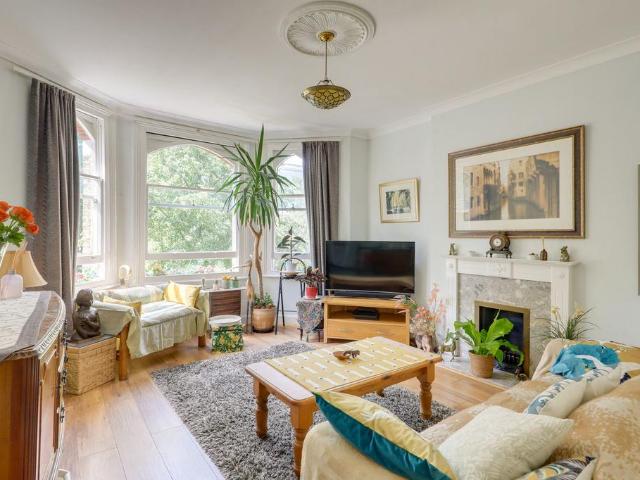 Flat for sale in London Borough of Lewisham, Forest Hill