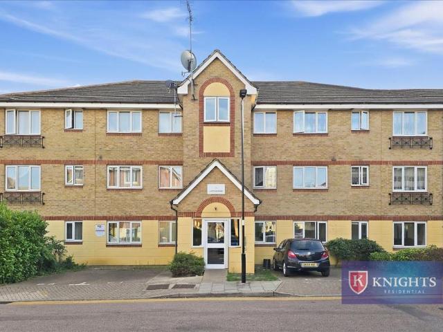 Flat for sale in Upper Edmonton, Greater London