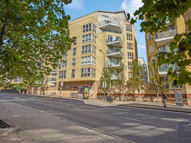 Flat for sale in Canada Water, Greater London