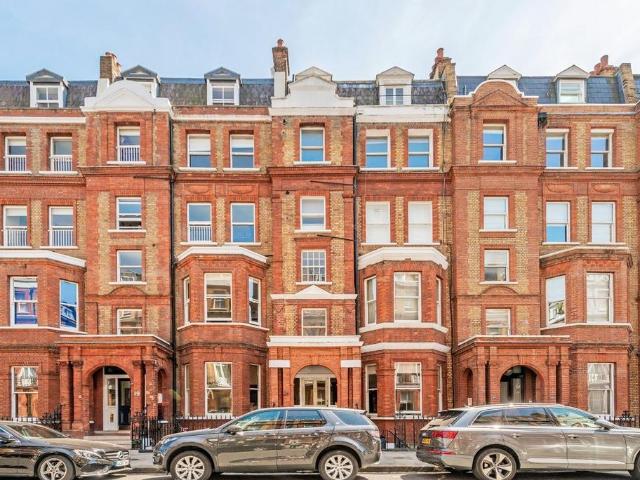 Flat for sale in Brompton, Greater London