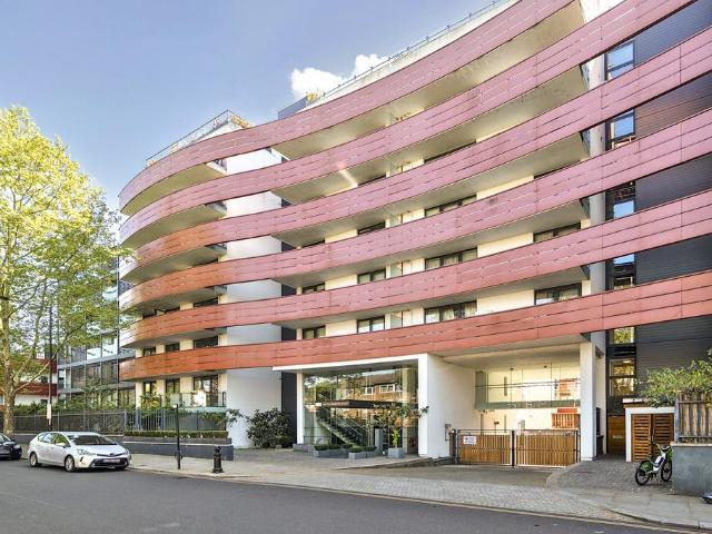 Flat for sale in North Kensington, Greater London