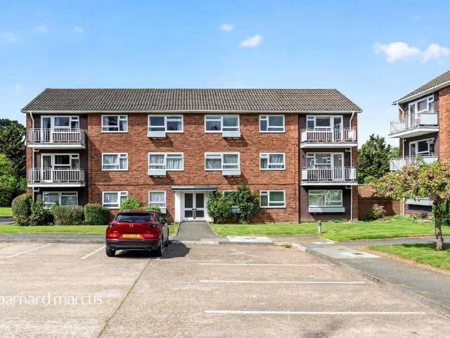 Flat for sale in Woodcote, Epsom