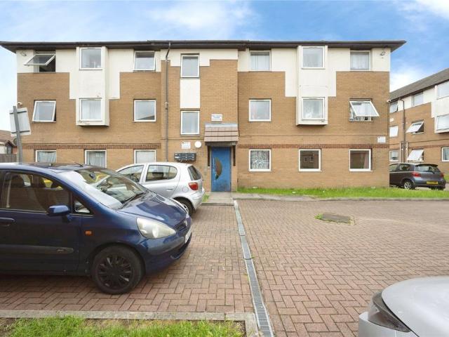 Flat for sale in Spring Park, Luton