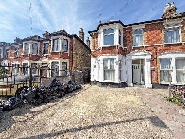 Flat for sale in London Borough of Redbridge, Greater London