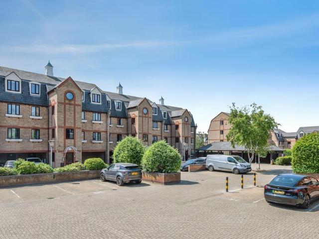 Flat for sale in Grays, Essex
