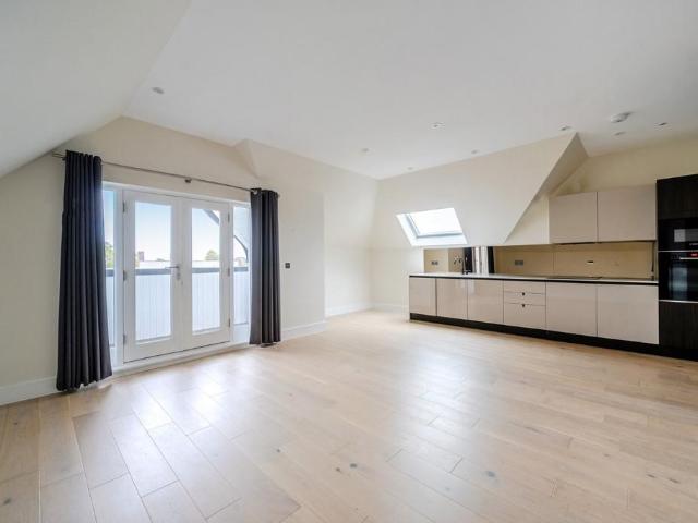 Flat for sale in Surbiton, Greater London