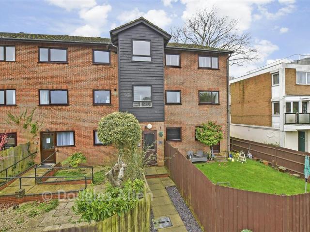 Flat for sale in Pilgrims' Hatch, Navestock Side