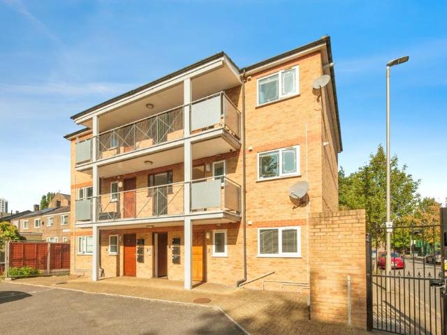 Flat for sale in Clapham Junction, Greater London