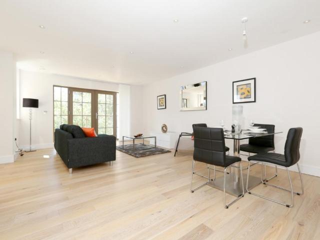 Flat for sale in Swiss Cottage, Greater London