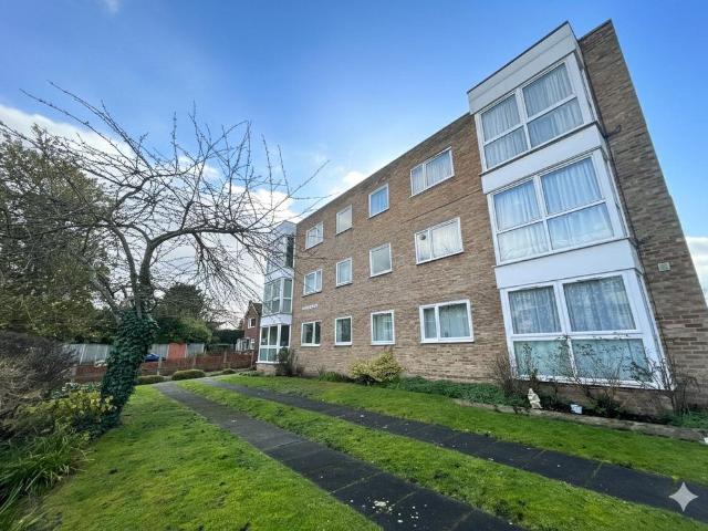 Flat for sale in Albany Park, Greater London