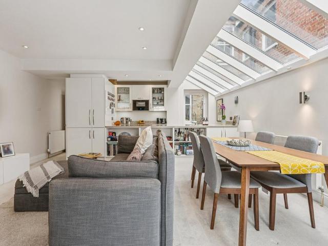 Flat for sale in Hammersmith, Greater London