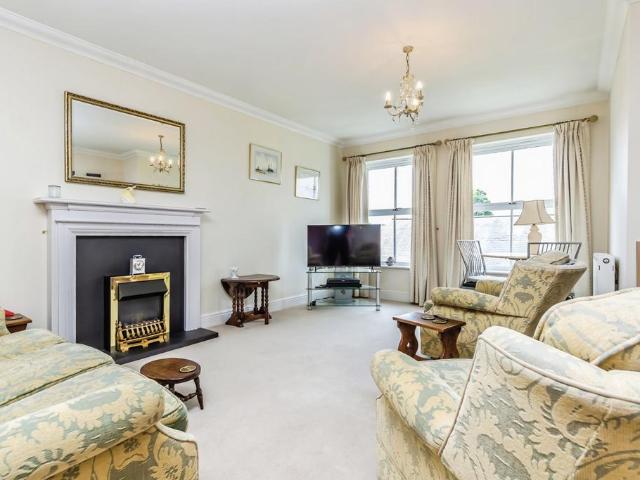 Flat for sale in Caterham on the Hill, Hillview