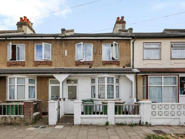 Flat for sale in Plaistow, Greater London