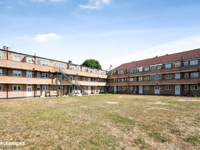 Flat for sale in Felthamhill, Spelthorne