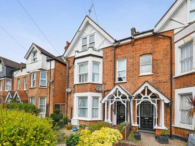 Flat for sale in London Borough of Ealing, Greater London