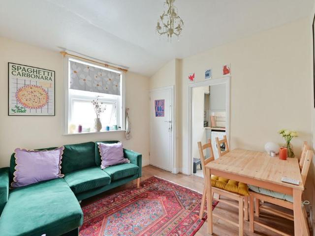 Flat for sale in South Wimbledon, Greater London