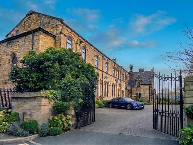 Flat for sale in West Yorkshire