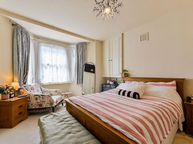 Flat for sale in Clapham Junction, Greater London
