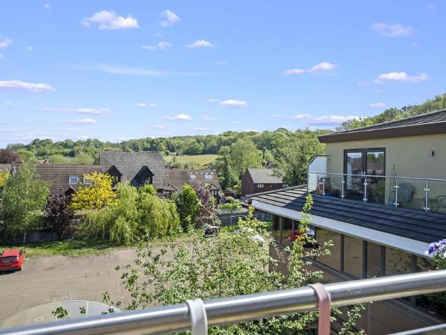Flat for sale in Catteshall, Fole